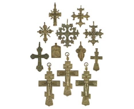 SAMMLUNG VON ZWÖLF BRUSTKREUZEN Russland, 17.-20. Jh. Bronze, teils reliefiert gegossen. L. 3,7-10,9 cm.