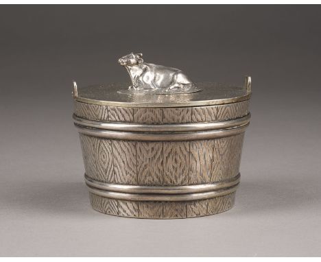 TROMPE L'OEIL-BUTTERDOSE MIT KUH Russland, Moskau, Fabergé, Ende 19. Jh. Silber, teils graviert. H. 7,8 cm, 248 gr. Punziert 