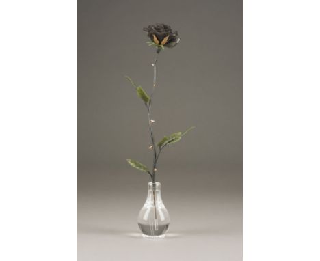 VASE MIT ROSE In der Art von Fabergé, 2. Hälfte 20. Jh. Bergkristall, Silber, Gold, Achat, Nephrit. H. 39 cm. Punziert mit Fe