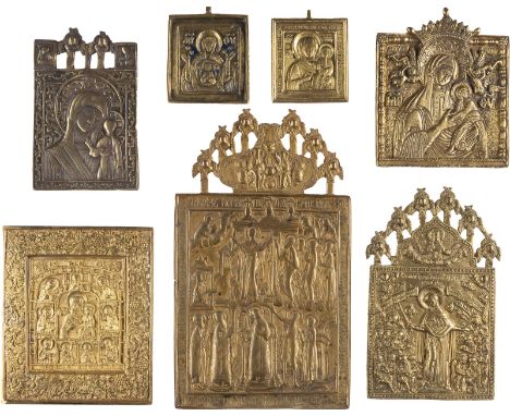 SAMMLUNG VON SIEBEN BRONZE-IKONEN MIT DARSTELLUNGEN DER GOTTESMUTTER Russland, 18./19. Jh. Bronze, reliefiert gegossen, teils