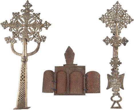 DREI KOPTISCHE LITURGISCHE OBJEKTE: ZWEI PROZESSIONSKREUZE SOWIE EIN POLYPTYCHON Äthiopien, 19./20. Jh. Metall, ornamental du