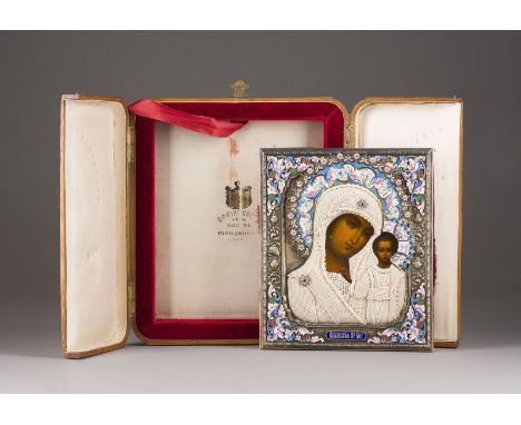 BEDEUTENDE IKONE MIT DER GOTTESMUTTER VON KASAN (KASANSKAJA) MIT CLOISONNÉ-EMAIL-OKLAD IM ORIGINAL-ETUI Russland, Moskau, um 