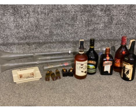 Box containing 5x large bottles of alcohol &amp; alcohol miniatures, also includes vintage Teachers ashtray &amp; large glass