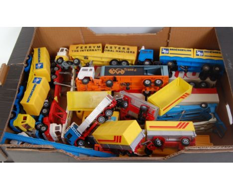 A collection of loose vintage and modern release diecast commercial vehicles to include Corgi, Siku, Budgie and various other