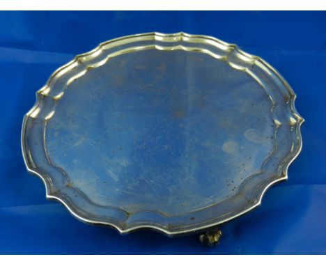 A George V silver salver, raised on four feet with pie crust surround, Sheffield 1915, 20.16cm diameter, 11.84ozt, 368.1g