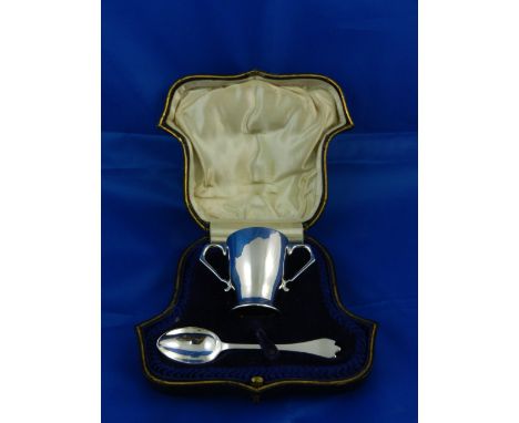 An Arts and Crafts silver egg cup and spoon, London 1918, egg cup 5.2cm high, combined weight 1.78ozt, 55.5g, cased CONDITION