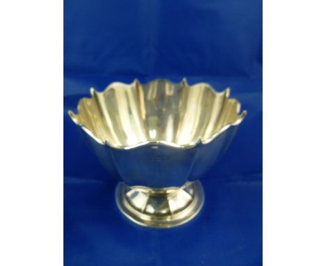 An Edwardian silver rose bowl, Sheffield 1904, 9.5cm high, 3.8ozt, 118.2g CONDITION REPORT: Diameter 12.5cm.  Good clear hall