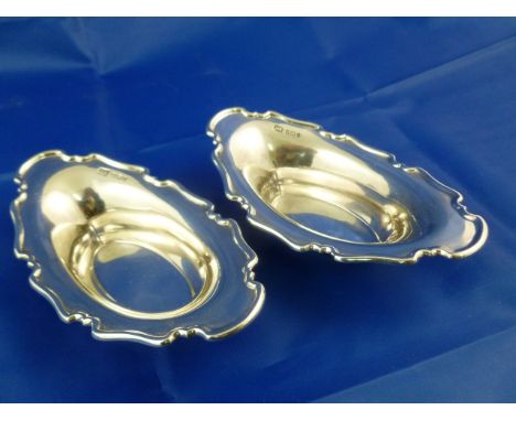 A pair of Edwardian silver heavy gauge nut dishes, Sheffield 1910, by Atkin Bros., 13cm diameter, combined weight 3.7ozt, 115