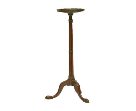 A mahogany torchŠre,with a cluster column and tripod base,92cm high