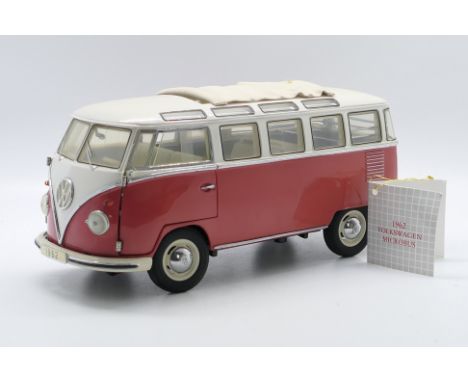 Franklin Mint - A 1:24 die-cast 1962 Volkswagen Microbus. Model is presented in inner polystyrene box and outer postage box. 