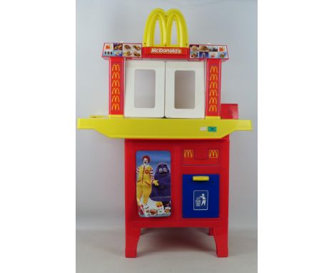 McDonald's - McDonald's drive thru play set (possibly vintage). Easy to dismantle. Approx 104  h x 68 w x 35 d cm. Has a manu