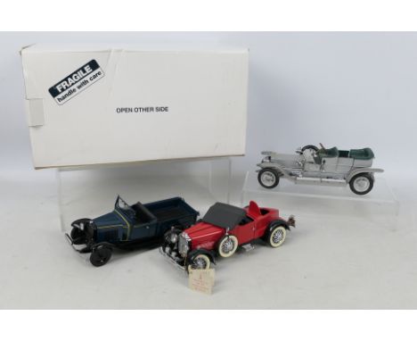 Franklin Mint - Three Franklin Mint 1:24 scale diecast model vehicles (1 boxed and two unboxed). Lot consists of a boxed 1931