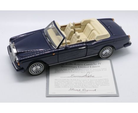 Franklin Mint - A 1:24 die-cast Franklin Mint 1993 Rolls-Royce Corniche 5 in dark blue livery. Model is presented in inner po