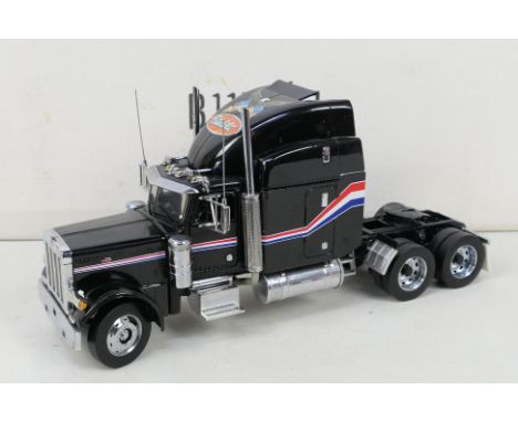 Franklin Mint - A 1:32 die-cast Franklin Mint Peterbilt 379 die-cast model truck. Model is presented in inner polystyrene box