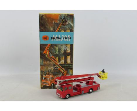 Corgi - A boxed Corgi #1127 Simon Snorkel Fire Engine. The model in red with spun hubs, yellow interior, and yellow basket wi