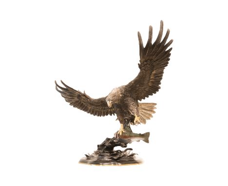 Chester Fields 1945 Fly Fishing Eagle, Bronze Statue eines Adlers, Bronze patiniert, Schnabel, Fuesse und Augen vergoldet, li