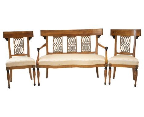 Josephinische Garnitur bestehend aus 6 Sesseln 92 x 52 x 50 cm und einer Sitzbank 92 x 117,5 x 50 cm. Geschnitztes Nussholz u