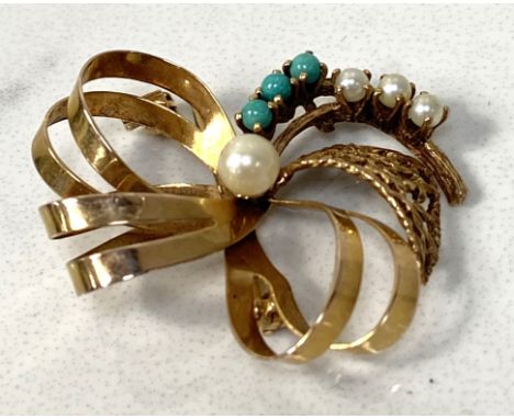 A 9ct gold, pearl and turquoise set ribbon brooch, 4.4g.