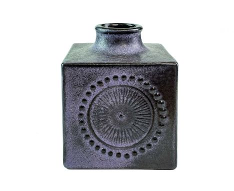 An Upsala-Ekeby ceramic cube vase by Göran Andersson. Height 12cm.