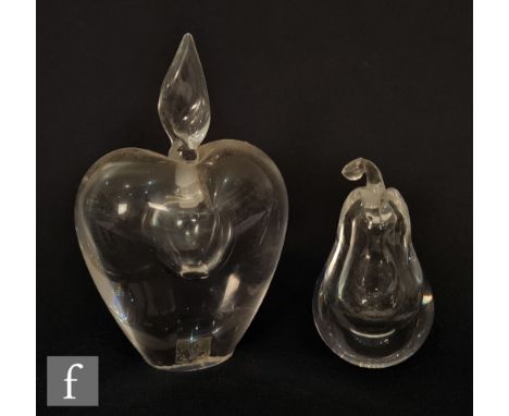 Vicke Lindstrand - Kosta - Two scent bottles, the first formed as an apple, height 12.5cm, and the other as a pear, both with