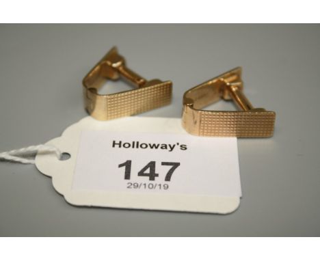 A pair of 9ct cuff links, the engine turned V section links with sprung bar closures 11.7g