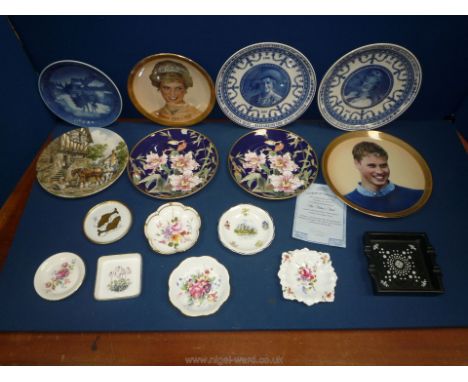 A quantity of wall plates including commemorative and trinket dishes, Carlton ware ashtray, etc.