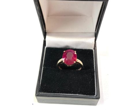 9ct gold large ruby ring weight 4g 