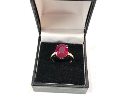 9ct gold large ruby ring weight 4g 