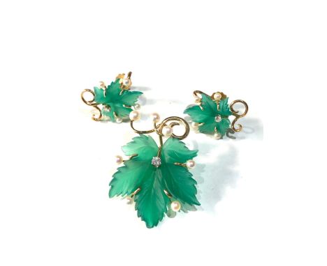 14ct gold Diamond &amp; pearl Chrysoprase earrings and brooch leaf design brooch measures approx 3.8cm by 2.8cm earrings meas