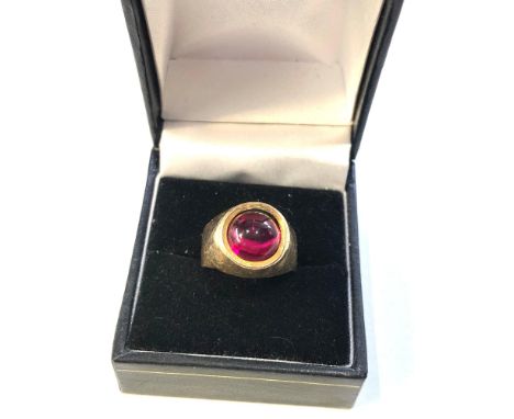 18ct gold synthetic ruby cabuchon ring weight 5.5g,&nbsp;Good overall condition