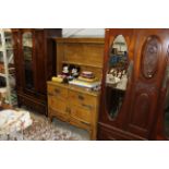 An oak Arts & Crafts style dresser