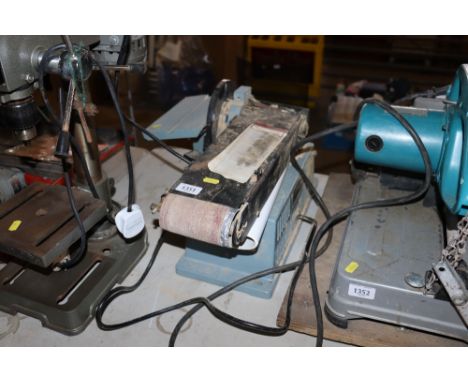A Delta belt/disc sander with instruction guide