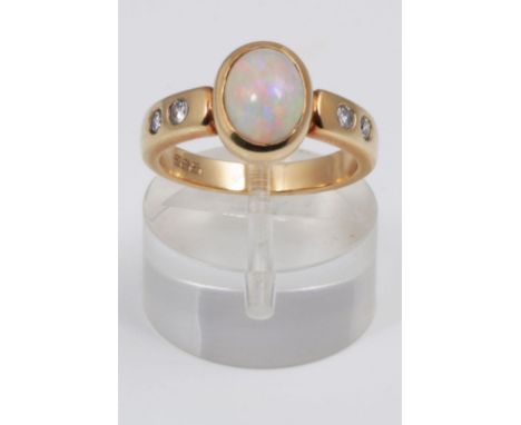 585er Gelbgold, mittig ein Opal-Cabochon, seitlich je 2 Brillanten, TW, if, insges. 0,16ct., Ringgröße 52