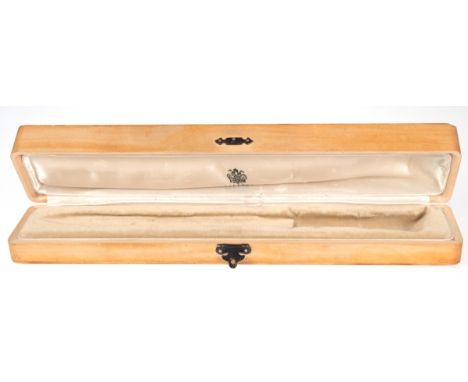 Fabergé-Etui für Brieföffner, helles Holz mit Seide und Samt ausgekleidet, innen kyrillisch bez. "Fabergé St. Petersburg, Mos
