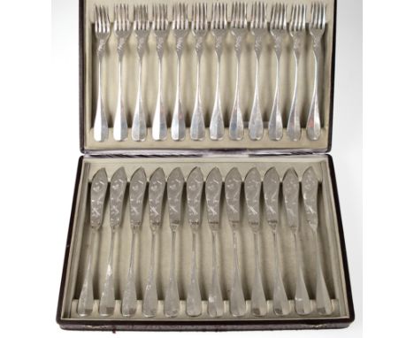 Fischbesteck für 12 Personen, versilbert, Bachmann Wien um 1890, Schneiden bzw. Zinkenansatz beidseitig mit reliefiertem Fisc
