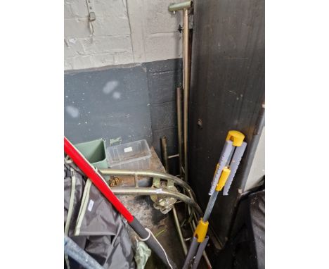 A car roller / tilter &amp; a set of universal roof bars. 