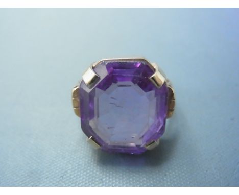 A mid 20th century 18ct gold colour change sapphire single-stone ring - The octagonal colour-change sapphire (15.5 x 13.7 x 7