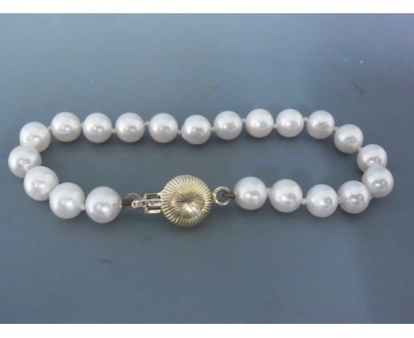 A Cultured pearl bracelet with 18ct clasp - Twenty-one pearls 7-7.5mm - Length 18.5cms