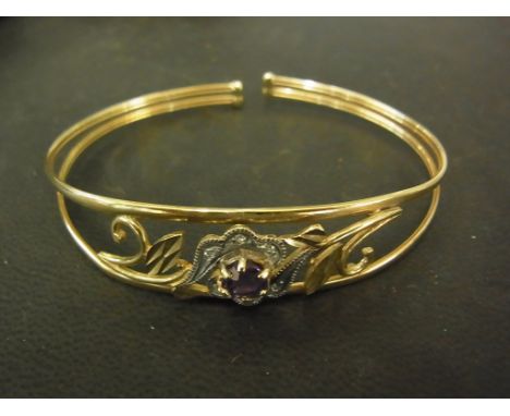 A very pretty bangle, believed to be 9ct yellow gold - Weight approx. 6gms - Width 6.2cm Condition report: In good condition 