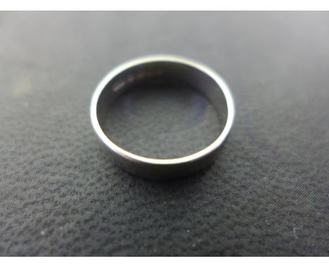 An 18ct white gold wedding band - size K/L - Weight approx. 3gmsCondition report: In good order with a few light scratches 
