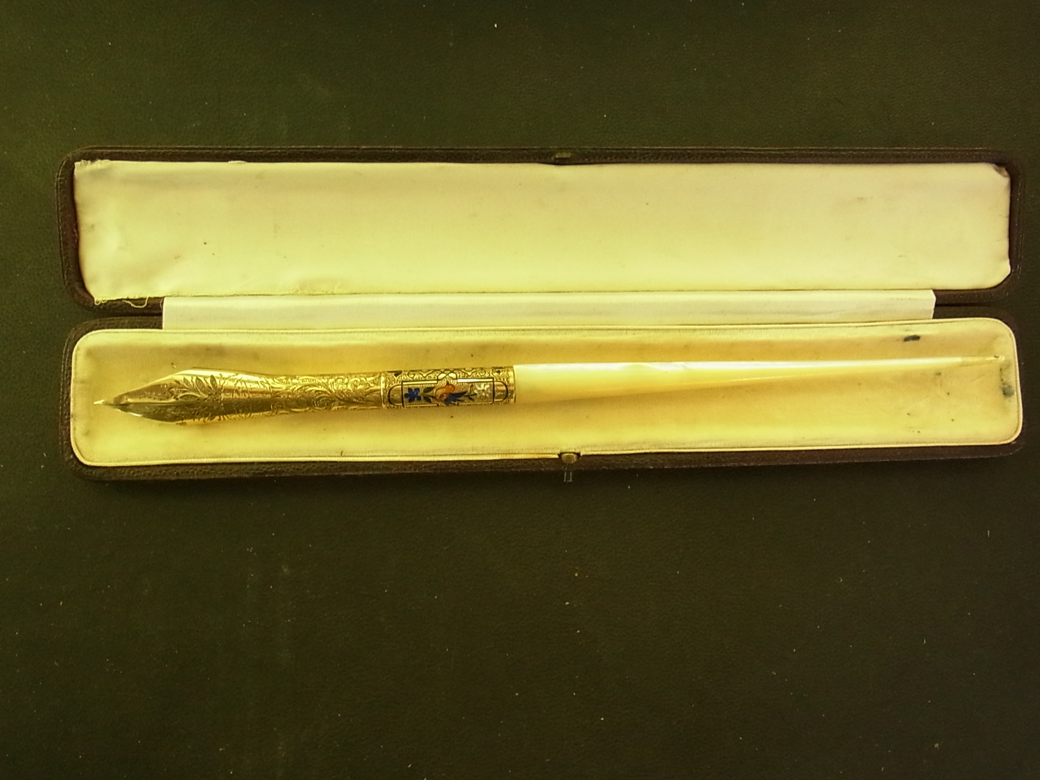 A Leroy Fairchild no. 9 14ct yellow gold and enamel dip pen with mother ...