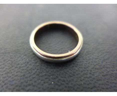 A 9ct rose and white gold ring in the form of a band - size K/L - Weight approx. 3.0gms Condition report: Surface scratches 