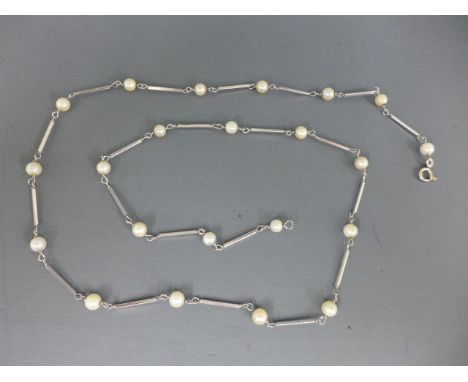 An 18ct white gold and pearl necklace - Length approx. 70cm - Total weight approx. 15.1gms Condition report: In good conditio
