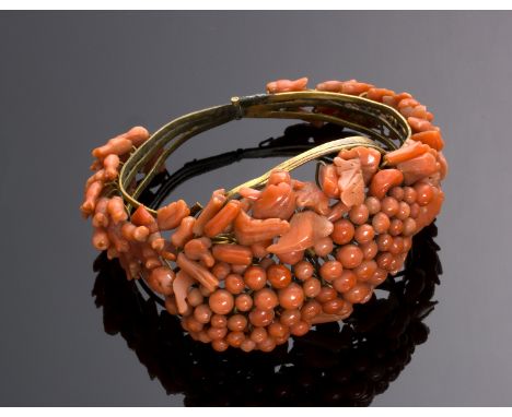 A Mediterranean Sciacca coral bracelet decoreted with fruits and leaves on gilt metal mounting - Sicily (Italy), Bourbon peri