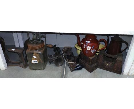 A quantity of mixed vintage kitchenalia