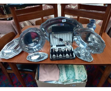 Six stainless steel serving plates and a box of 7 serving spoons (Guy Degrenne, Made in France)