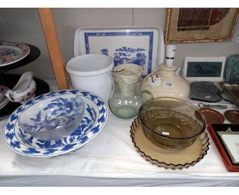 A quantity of miscellaneous kitchen items including smoke glass bowls, blue Willow tray &amp; lamp base etc.