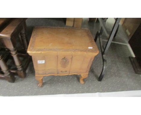 A vintage work box containing reels of cotton, COLLECT ONLY.