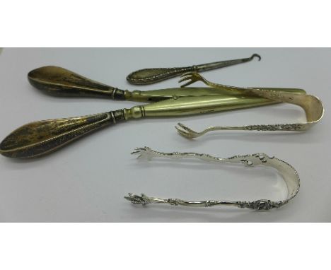 Silver handled glove stretchers, a button hook and two pairs of continental silver sugar bows