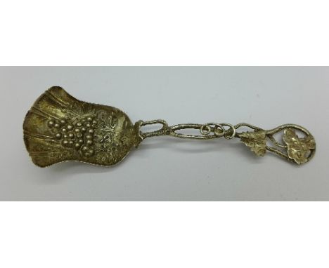 A Victorian silver caddy spoon by Hilliard and Thomason, Birmingham 1853